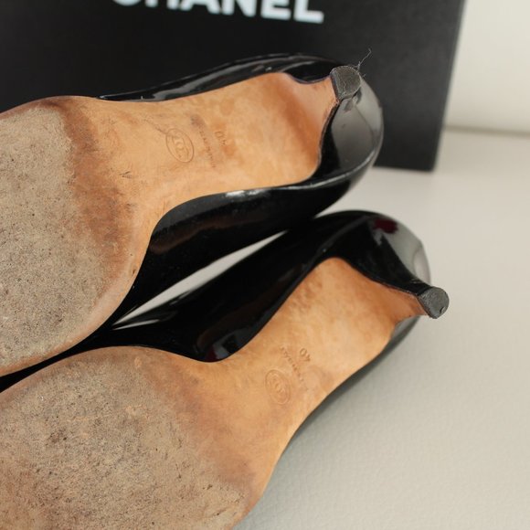 CHANEL BLACK PATENT LEATHER PUMPS HEELS SHOES ESCAPRINS 40 CHAIN LOGO - Picture 6 of 7